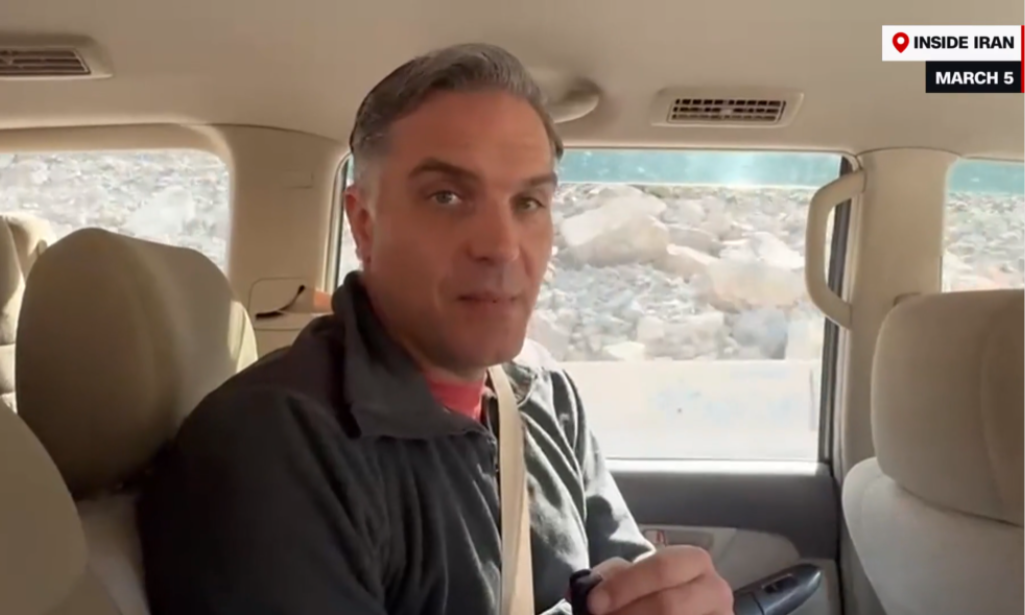 Corresponsal de CNN detalla su desgarrador viaje a la zona de guerra de Irán mientras se intensifican los ataques: «Acabamos de cruzar la frontera».