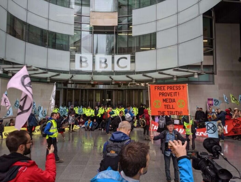 Seguimiento de los recortes de empleo en el periodismo en 2026: NPR y Associated Press llevan a cabo una combinación de despidos y jubilaciones anticipadas.