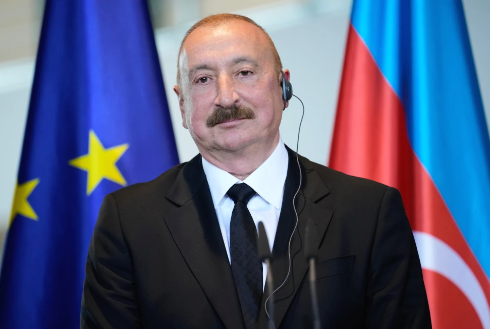 Un tribunal de Azerbaiyán condena a nueve periodistas y activistas en un caso considerado un ataque a la libertad de prensa.